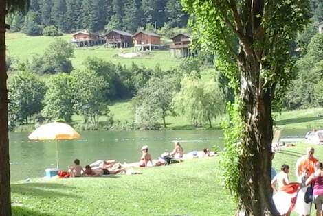 France : Camping LES CHALETS DU LAC BELCAIRE