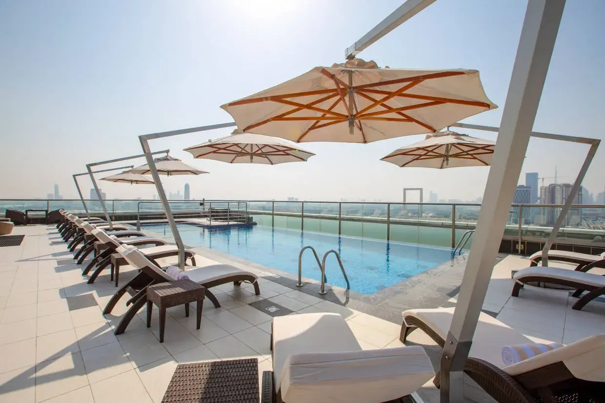 Park Regis Kris Kin Hotel - Rooftop pool