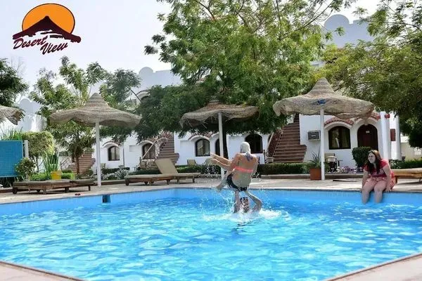 Basen hotelowy i bungalowy Desert View Sharm Hotel