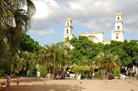 Place devant la cathédrale de Mérida